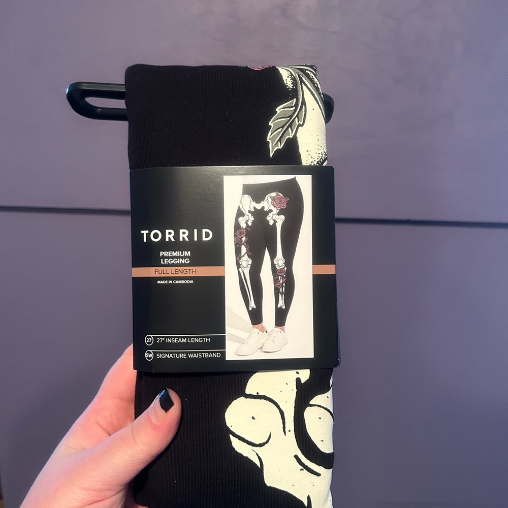 Torrid Skeleton & roses full length leggings size 0 nwt